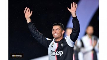 Фото: juventus.comВ ходе воскресной церемонии награждения игроков туринского «Ювентуса» чемпионским кубком Роналду в какой-то момент оказался с призом в руках, но держал он его отнюдь не адекватно. Перекладывая его с одной стороны на другую, португалец умудрился «приложиться» им к лицу своего стоявшего рядом сына Криштиану-младшего.
К чести наследника впадать от удара в панику и симулировать травму он не стал.
Напомним, «Ювентус» с Роналду по итогам сезона 2018/19 гг. стал чемпионом Италии в 37 раз в истории.
