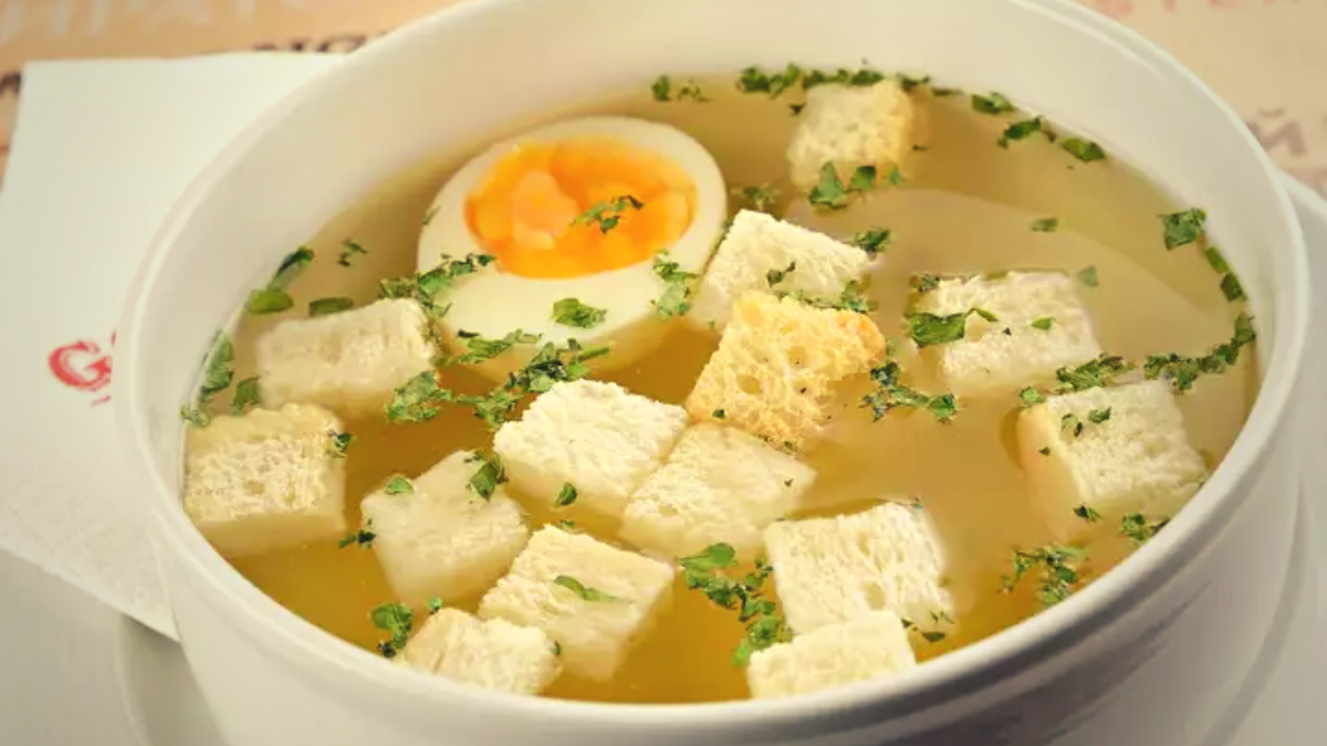 Бульон из курицы. Куриный бульон с яйцом и гренками. Бульон консоме. Куриный бульон с яйцом. Консоме с крутонами