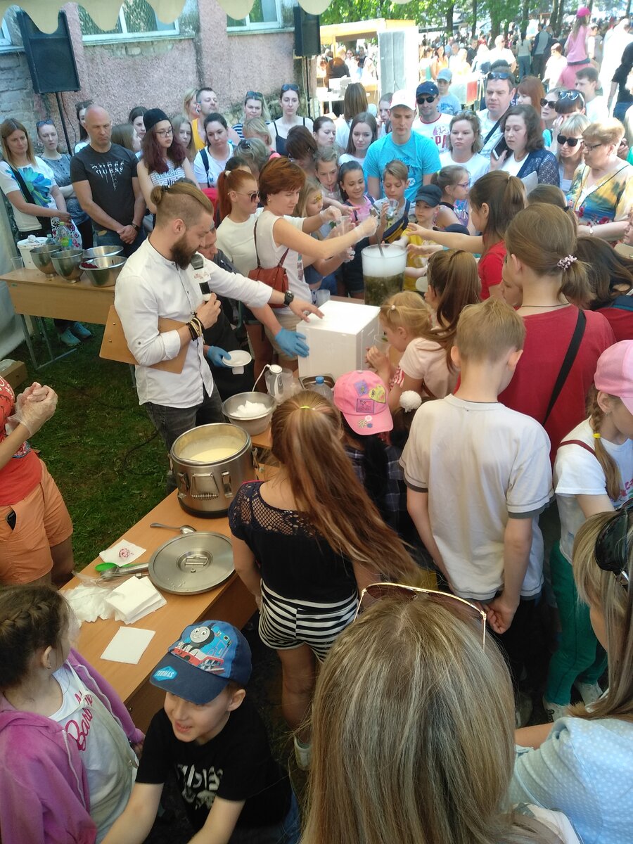  Здесь, кстати, делают так называемое, молекулярное мороженое. Справа от ведущего женщина размешивает сухой лёд с отваром трав. Запах трав в палатке стоял просто дурманящий. 