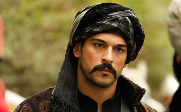 Роль Бали-бея в сериале "Великолепный век" исполнил турецкий актер Бурак Озчивит