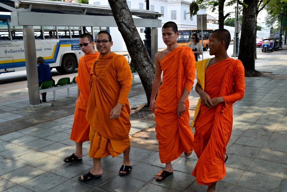 Жизнь тайцев. Монахи Тайланда. Монахи в Тайланде фото. Монашество в Таиланде.