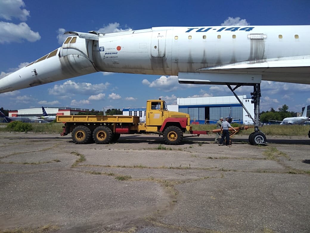 Ту-144 и тягач-ровесник