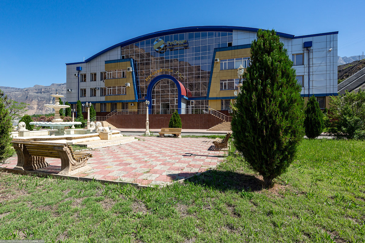  1. Ирганайская ГЭС представляет собой высоконапорную  плотинно-деривационную гидроэлектростанцию, является крупнейшей ГЭС  такой конструкции в России. Её площадки живописно расположены около сел  Гимры и Унцукуль.

