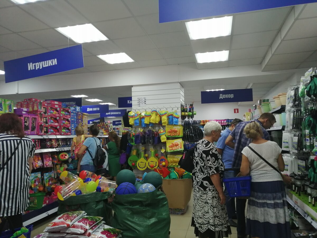 Среда, 12 дня, народа уже прилично. В чем пик просто не пройти.