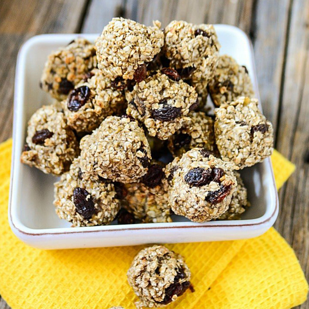 Эти маленькие шарики добра, несомненно, станут хитом в вашем рационе. Они сладкие, питательные и не содержат сахара или масла.  Идеальные здоровые снеки для детей и взрослых.