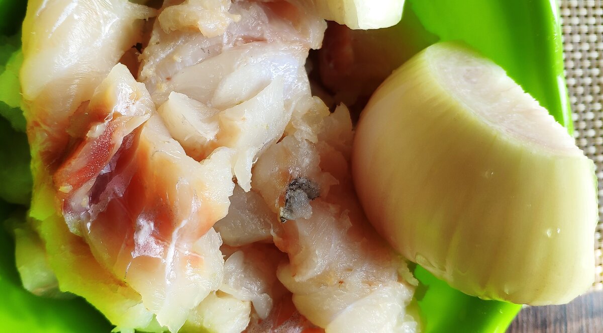 филе рыбы и лук