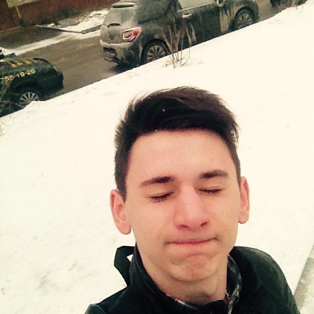 4-го апреля был очень солнечный день. Отлично покатался на скейте по снегу...