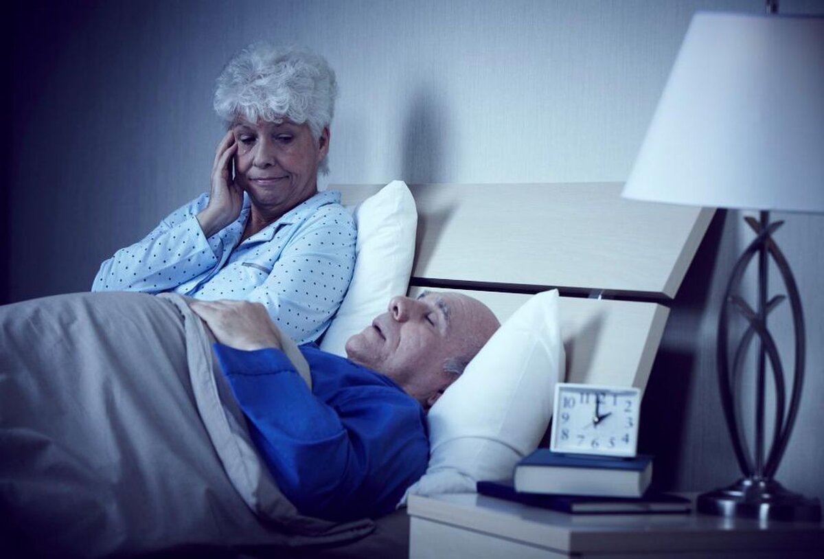 Пожилые мало спят. Бессонница у пожилых. Сон пожилых людей. Нарушение сна у пожилых. Нарушение сна в пожилом и старческом возрасте.