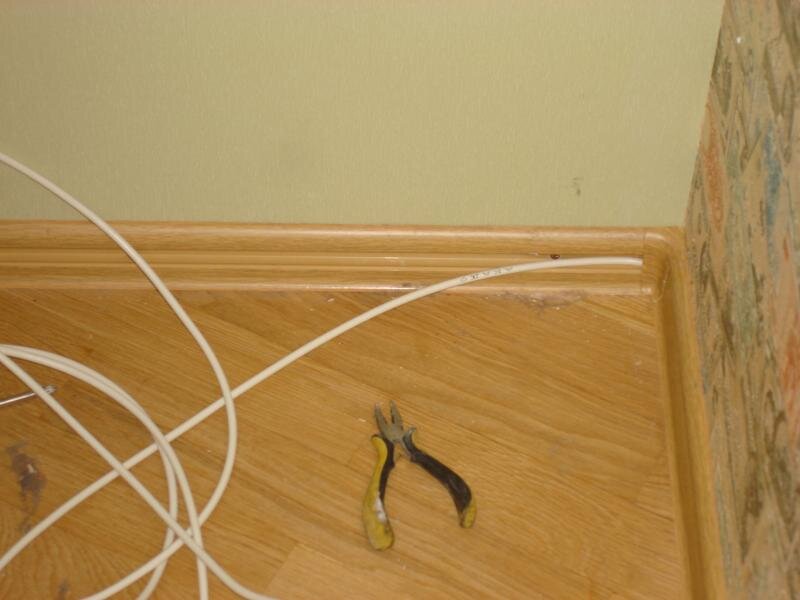 Проводим кабель канал. Кабель в плинтусе. Прокладка антенного кабеля в квартире. Прокладка интернет кабеля в квартире. Телевизионный кабель по плинтусу.