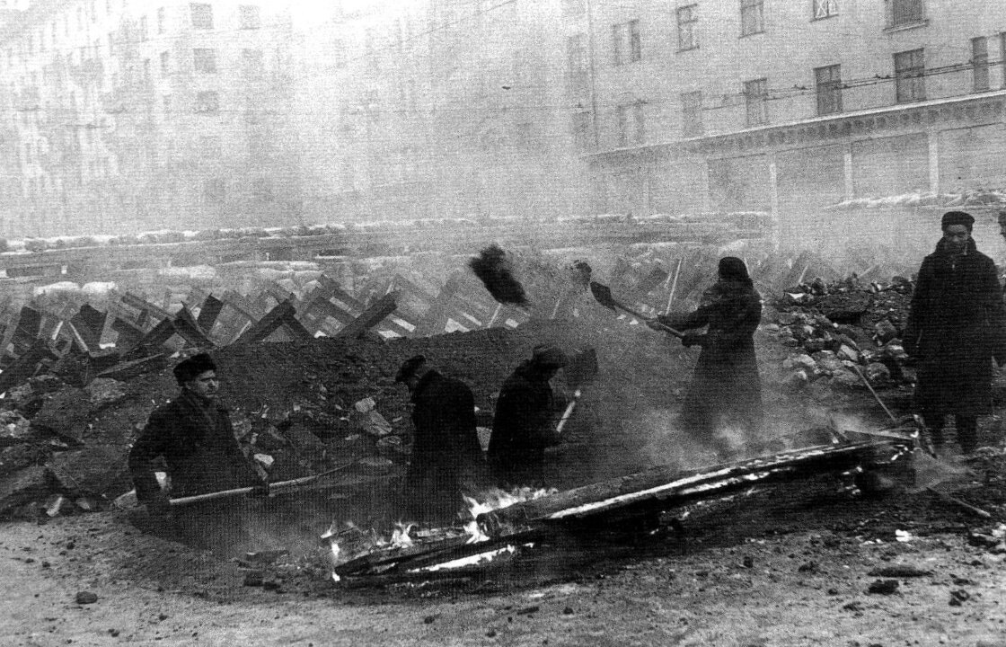 Возведение противотанковых заграждений в Москве