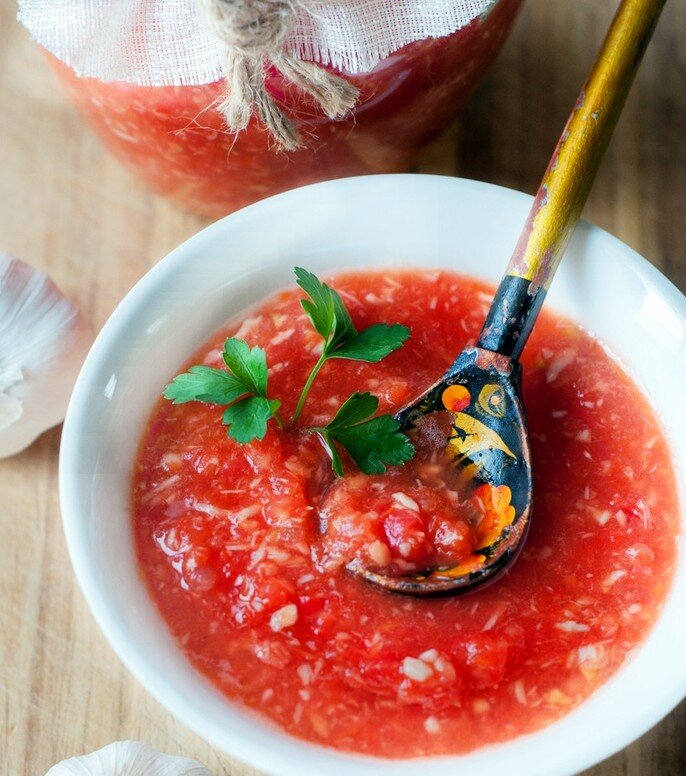 Аджика придется ко двору – и к столу: рецепт приживается всерьез и
надолго :) Как приготовить, сколько аджике бродить, когда правильно добавлять хрен и зачем я его и в горлышко бутылок определяю :) И нужно ли аджике масло сверху.