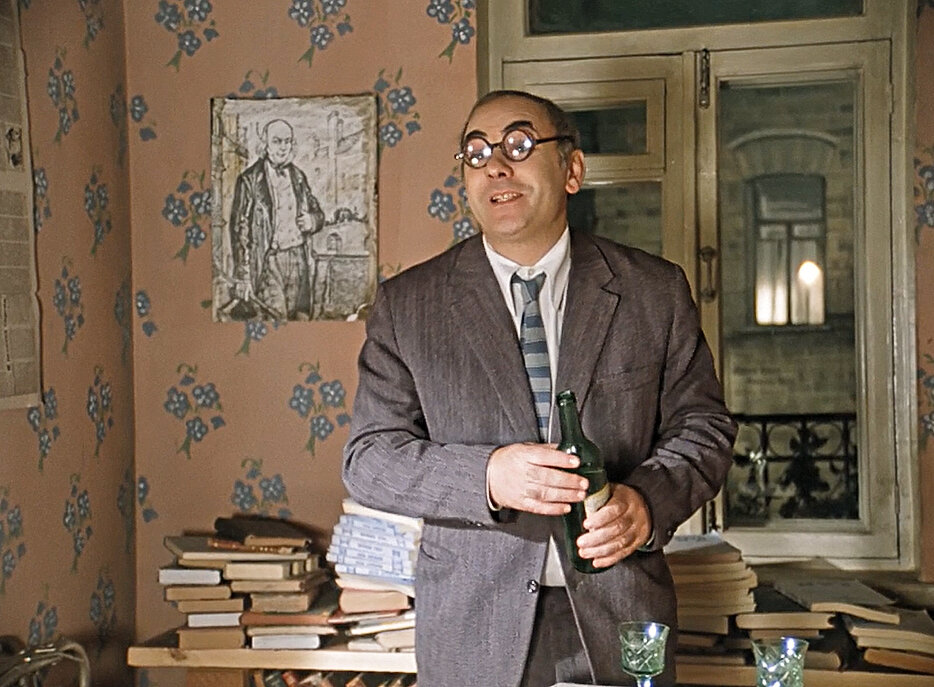 книги, стопки литературного журнала "Новый мир" 