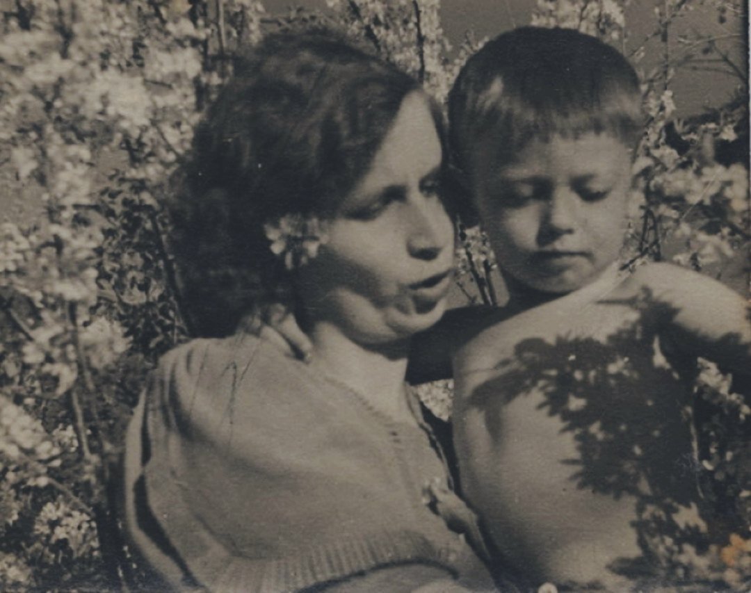 Маленький Александр на руках у мамы - Галины Васильевны. (Картинка взята из открытых источников).