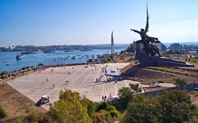 Мыс Хрустальный, Севастополь, памятник Матросу и Солдату. Фото: севлайф.ру.