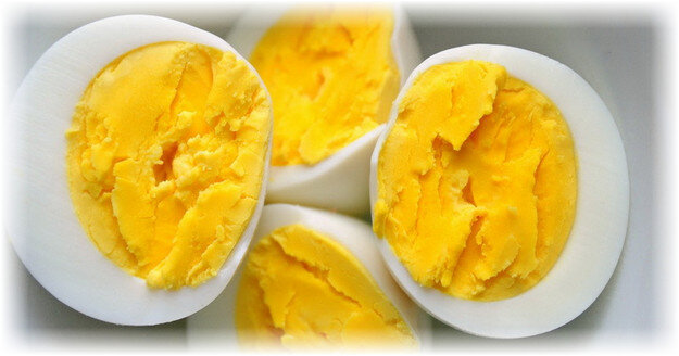 Они стали обязательным ингредиентом завтрака японских школьников. Мы же более привыкли к куриным аналогам, которые проигрывают более маленьким конкурентам по количеству микроэлементов и витаминов. Еще одно преимущество продукта, созданного перепелами, - они гораздо реже заражены сальмонеллезом. Но все же лучше подстраховаться и не съедать “игрушечное” яичко сырым. Сколько варить перепелиные яйца вкрутую?