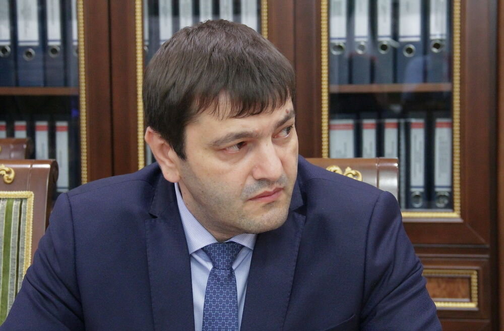 Вот это Тамерлан Вышегуров. Его пост многим снится в карьерных мечтах, а он сам взял да ушел