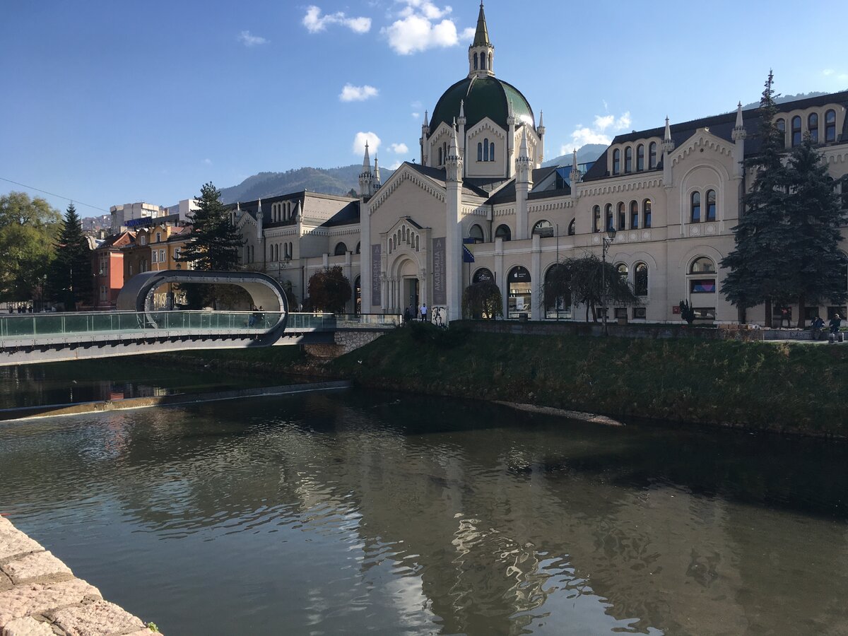 Академия изобразительных искусств с забавным пешеходным мостом