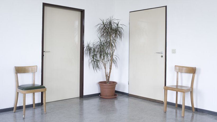 Особенно в офисах гражданам часто приходится долго ждать.