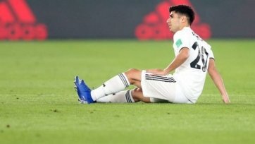 Фото: realmadrid.comХавбек мадридского «Реала» Марко Асенсиосделал свои первые шаги после тяжелой травмы. Испанец недавно перенес операцию на колене, однако уже передвигается на костылях по территории своего дома.
