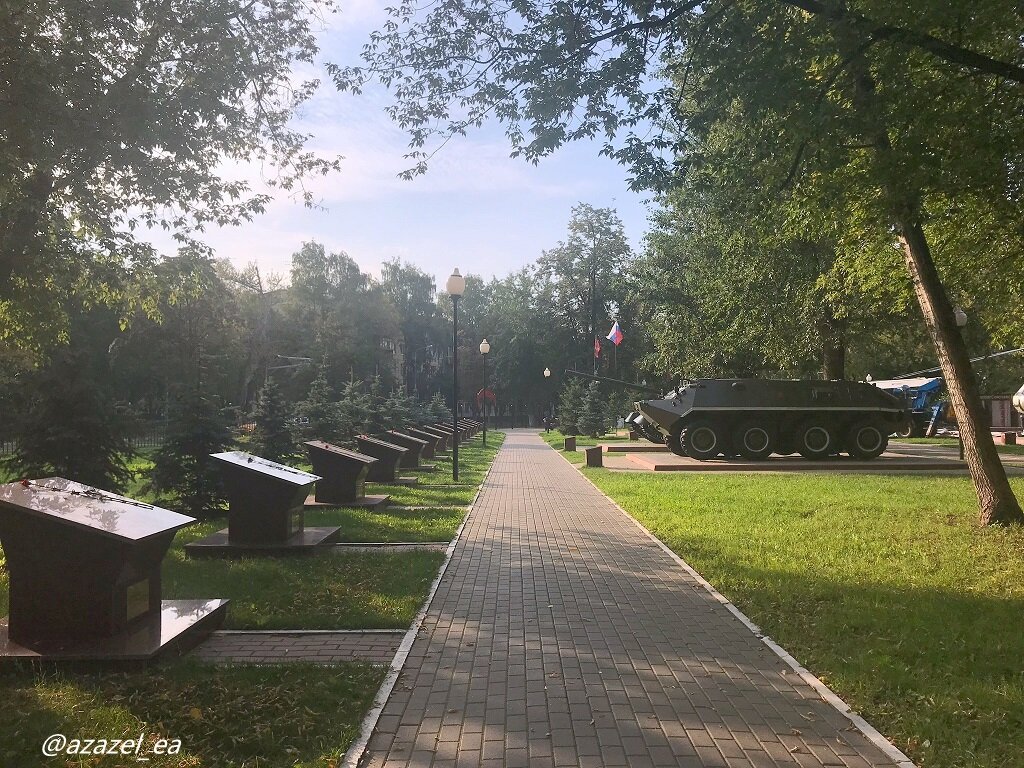 Аллея. Слева памятные таблички с фамилиями героев, справа техника