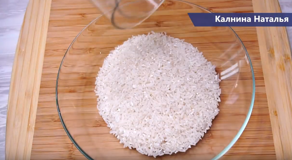 Рис на гарнир, поэтому рецепту даже самый дешевый рис получается рассыпчатым