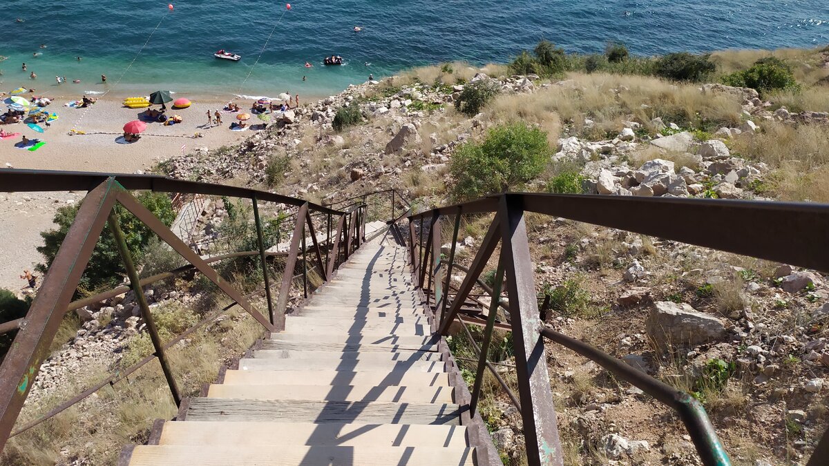 Нижняя часть лестницы к пляжу "Васили"