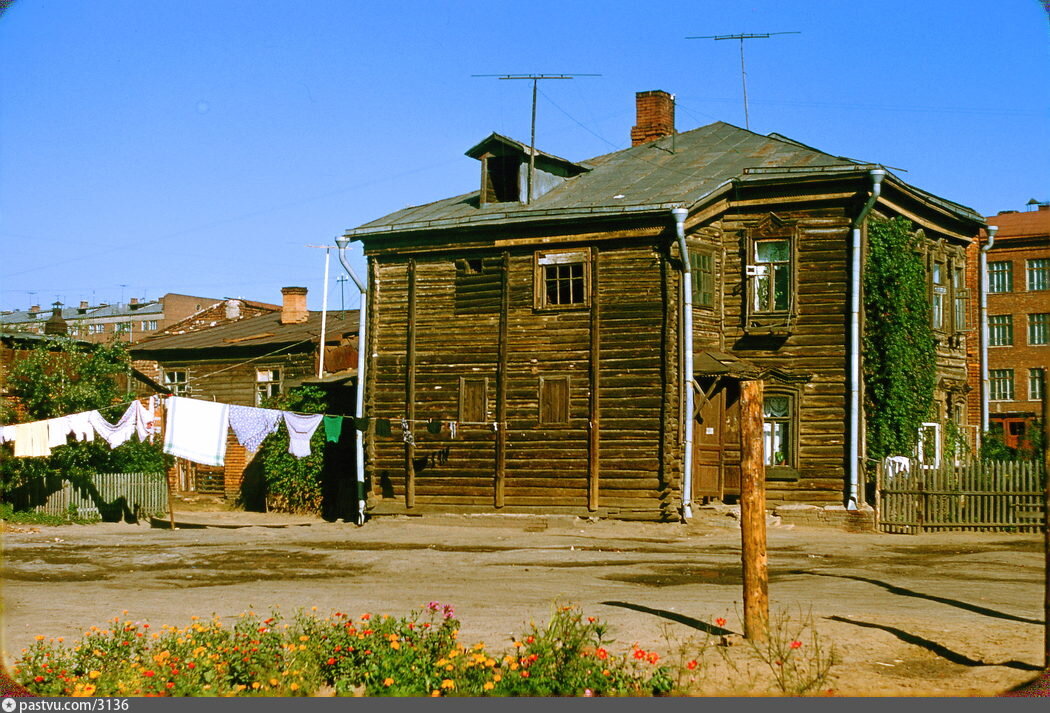 Дома между Малой и Большой Тульской улицами, 1956. Автор фото:Jacques Dupâquier. С сайта www.pastvu.com.