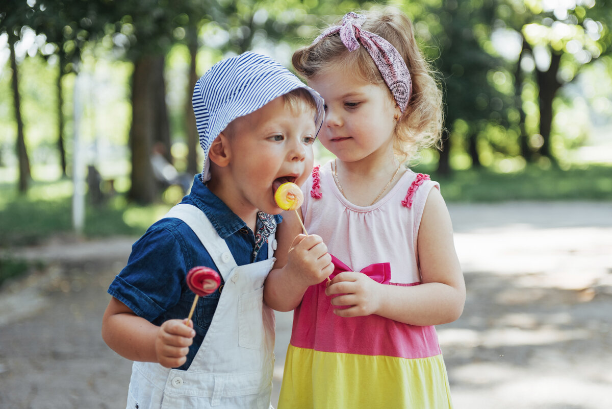 Child meet. Ребенок с леденцом. Конфетки для детей. Радостные дети с леденцом. Фотосессия с леденцом детская