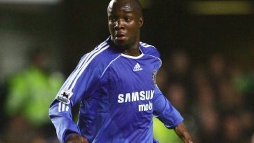 Слишком многие болельщики и специалисты говорят, что молодежная академия «Челси» является абсолютно бесполезной для клуба структурой, не дающей никакого результата. Сейчас, когда «синие» наказаны ФИФА запретом на регистрацию новых футболистов, «подпитка» изнутри оказалась бы как нельзя кстати. И в принципе Фрэнку Лэмпарду есть на кого положиться - Тэмми Абрахам, Каллум Хадсон-Одои, Мейсон Маунт и Рубен Лофтус-Чик доказывают, что способны помочь команде добиваться поставленных целей. Быть может, они до конца не готовы бороться за главные высоты в футболе, но при должном подходе и доверии, такая молодежь способна свернуть горы.
