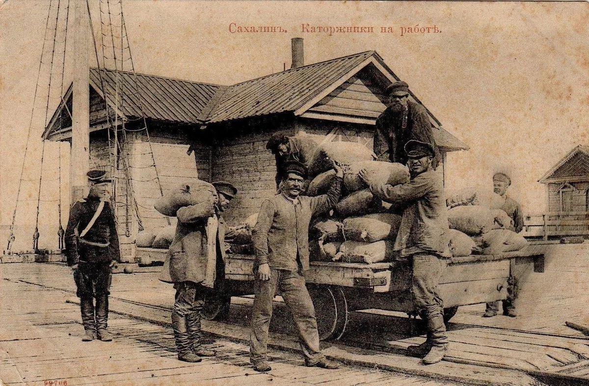 Остров сахалин каторга. Сахалин 1905 каторга. Сахалин 19 век каторжане. Сибирские каторжники 19 века. Остров Сахалин каторга заключенные.