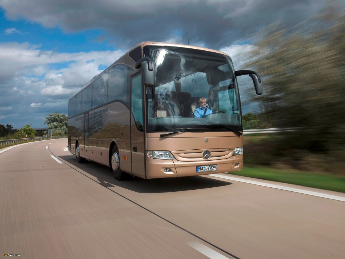 Автобус едет по полям. Mercedes-Benz Tourismo. Mercedes-Benz o350. Mercedes-Benz 0350. Mercedes-Benz Tourismo 15.