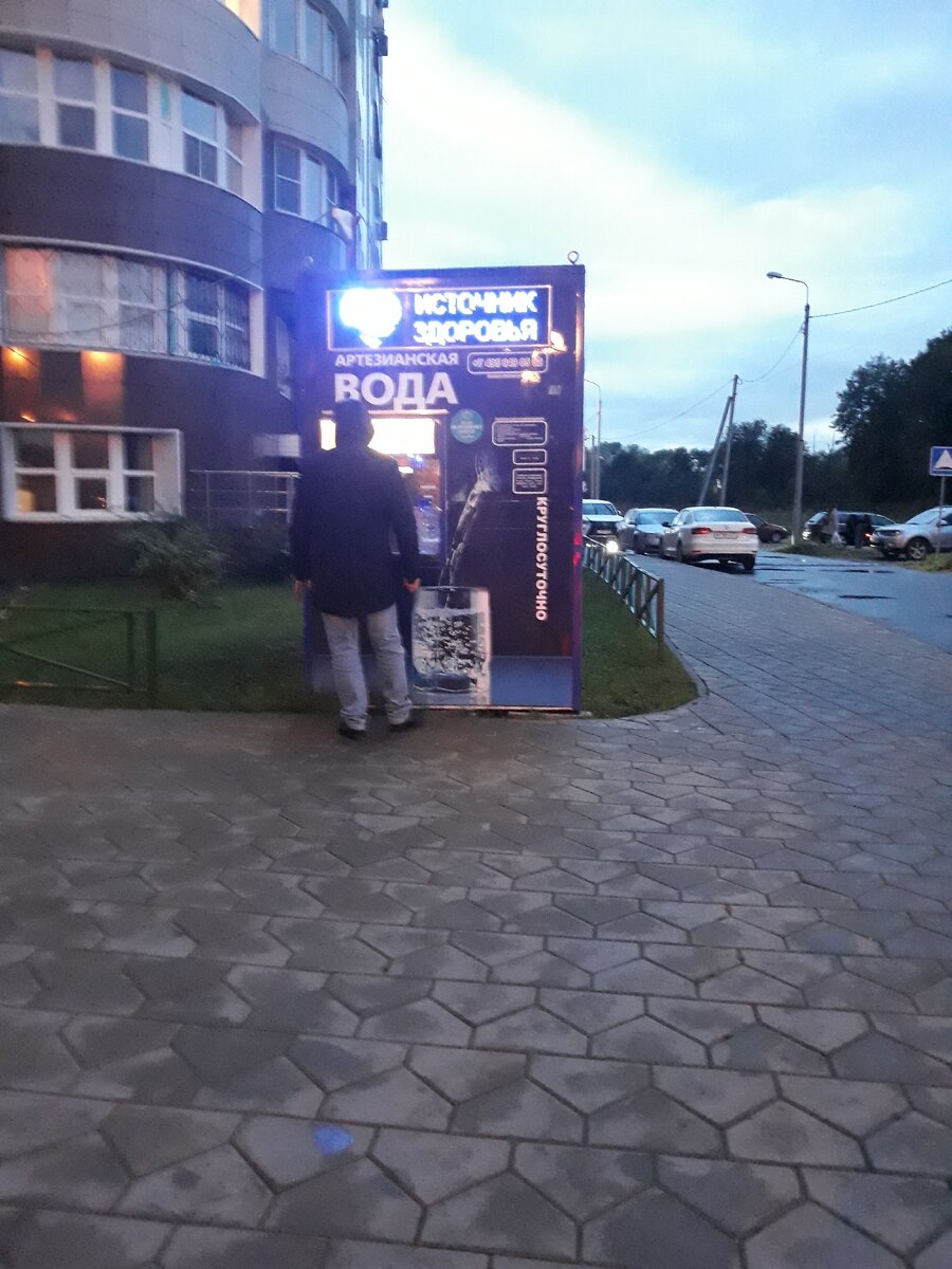 Прямо дома ,тоже рядом с продуктовым.