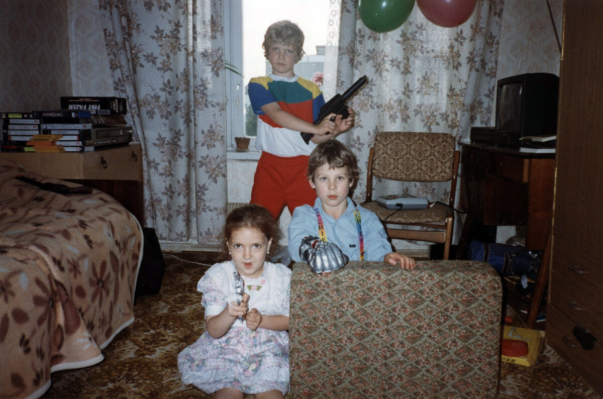 Дома с друзьями.  Фото из семейного архива Кирилла Головкина