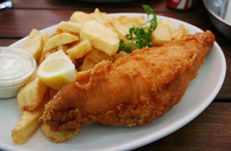 рыба во фритюре. рыба с жареным картофелем. рыба жареная во фритюре. рыба во фритюре. рыба кольбер панировка.