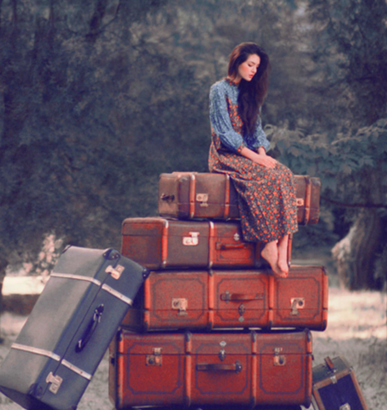 Переезжать или остаться. Девушка с чемоданом. Фотосессия с чемоданом. Девушка тащит чемодан. Женщина с кучей чемоданов.