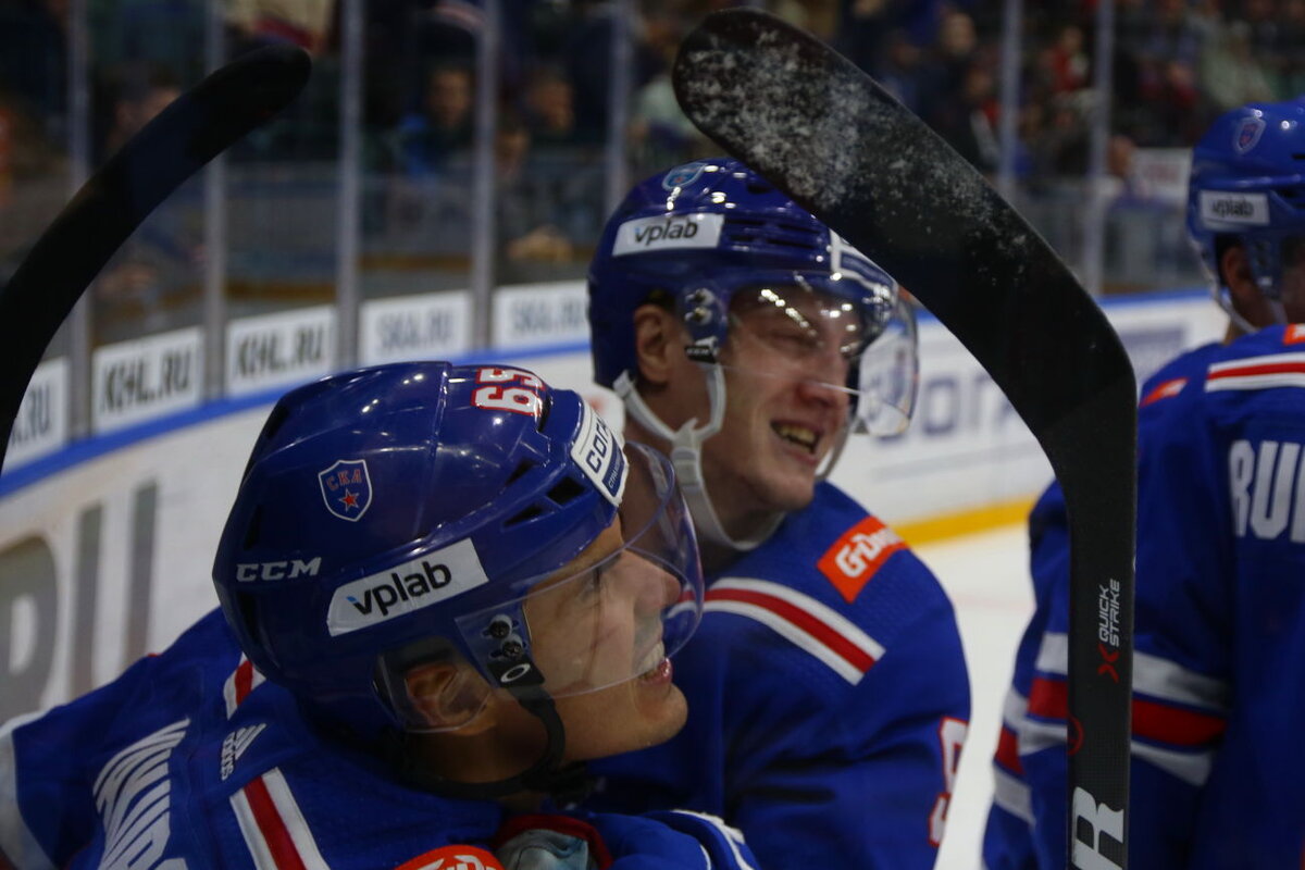 Наиль Якупов радуется голу