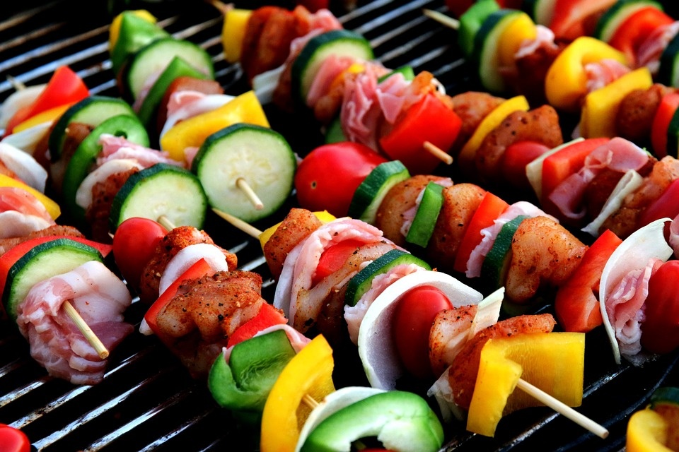 https://cdn.pixabay.com/photo/2014/08/14/14/21/shish-kebab-417994_960_720.jpg