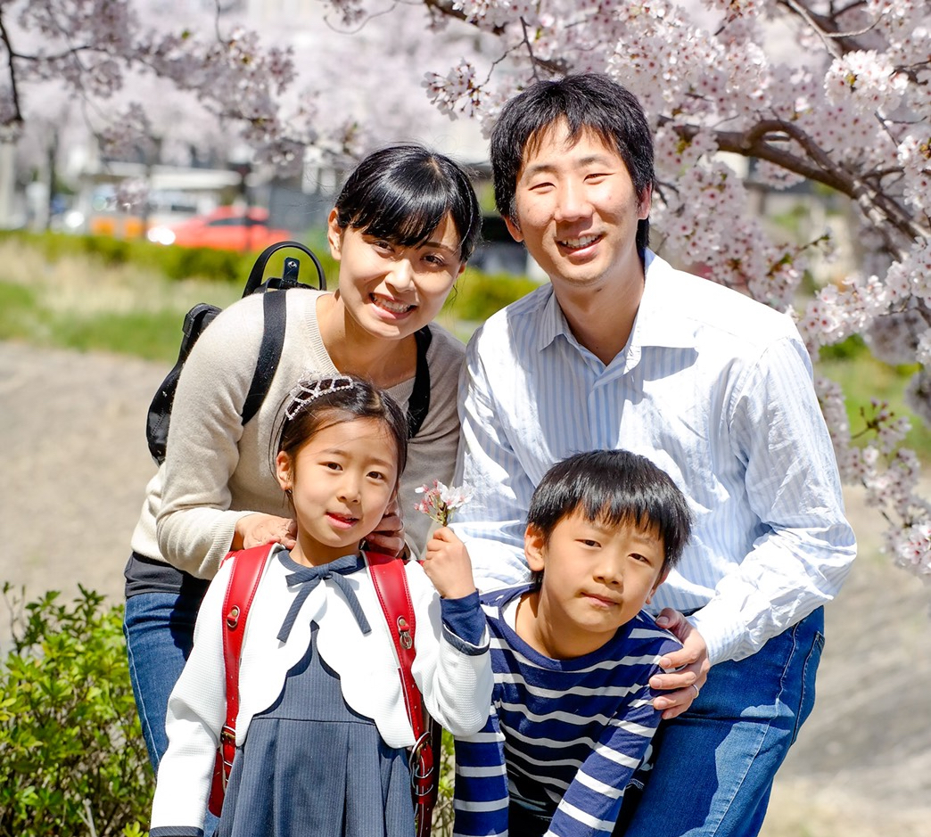 Happy japanese. Японская семья. Семья японцев. Японская счастливая семья. Обычная японская семья.