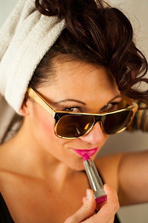https://cdn.pixabay.com/photo/2016/03/14/11/09/woman-1255321_960_720.jpg