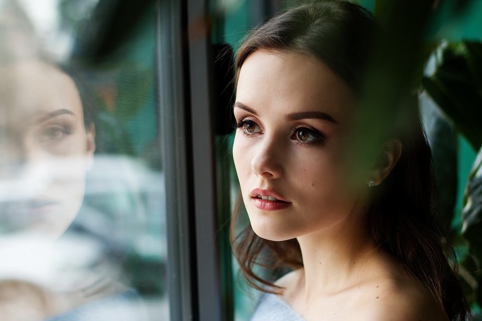 https://pixabay.com/photos/woman-face-portrait-people-girl-3083390/