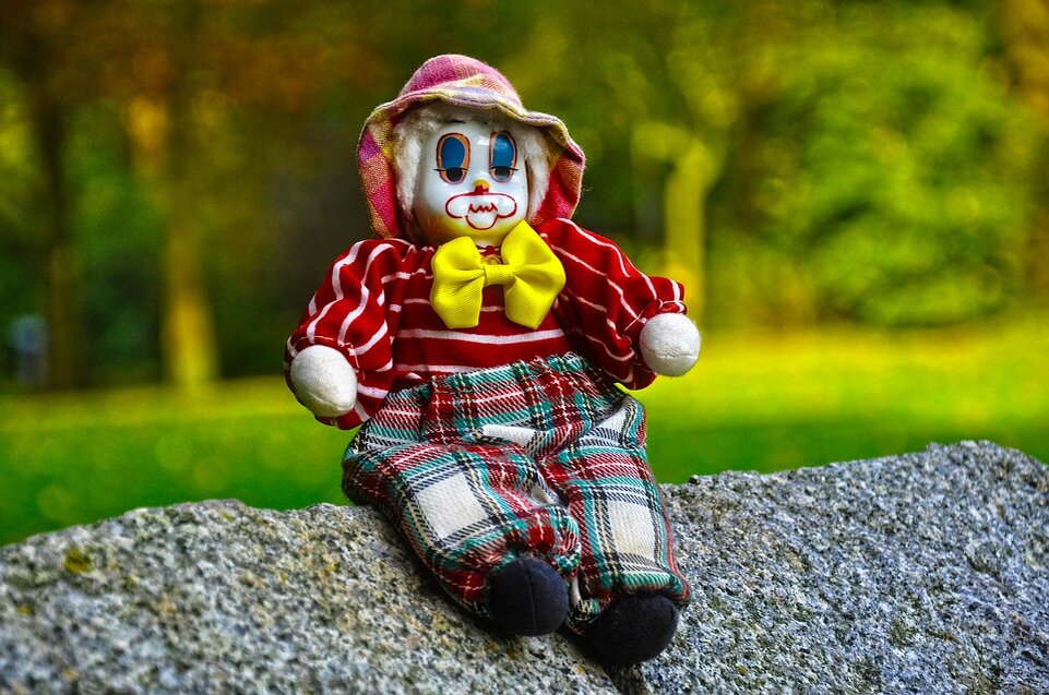 https://cdn.pixabay.com/photo/2017/10/19/01/16/clown-2866173_960_720.jpg