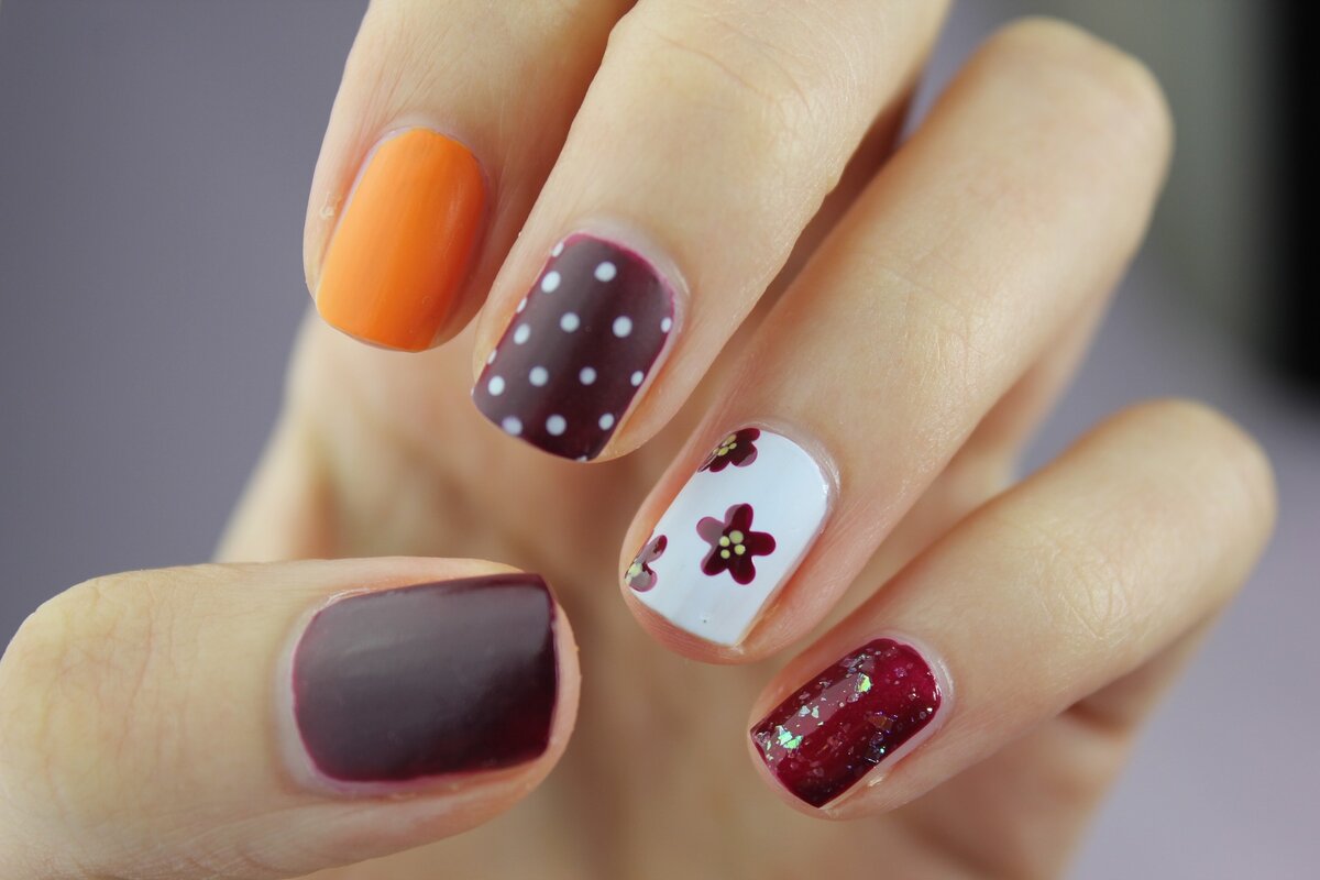https://pixabay.com/photos/nail-art-nails-nail-design-manicure-2688565/
