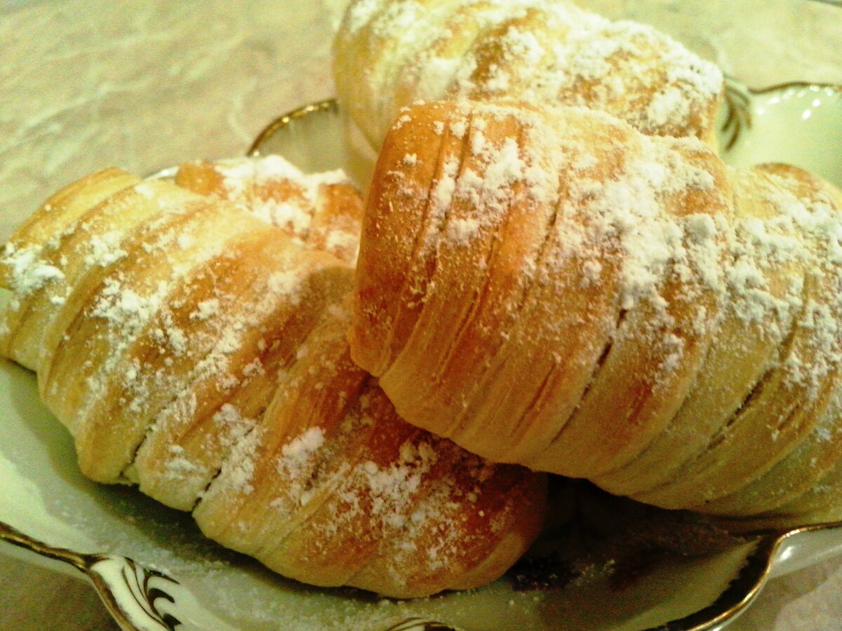 Калорийность банана в тесте. Булочки с бананом из слоеного теста. Пирог с бананом. Банановые дольки в тесте. Слойка с банановой начинкой.