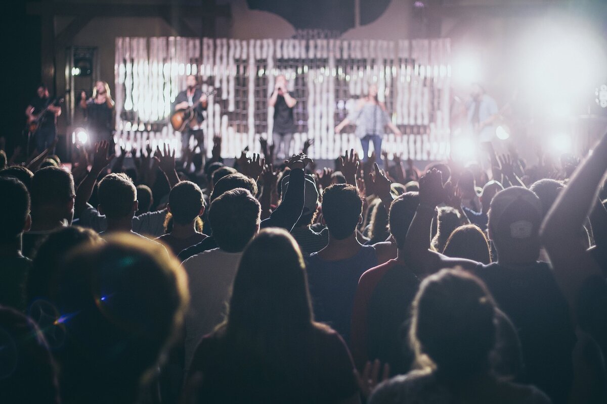 https://pixabay.com/photos/audience-band-club-concert-crowd-1850665/