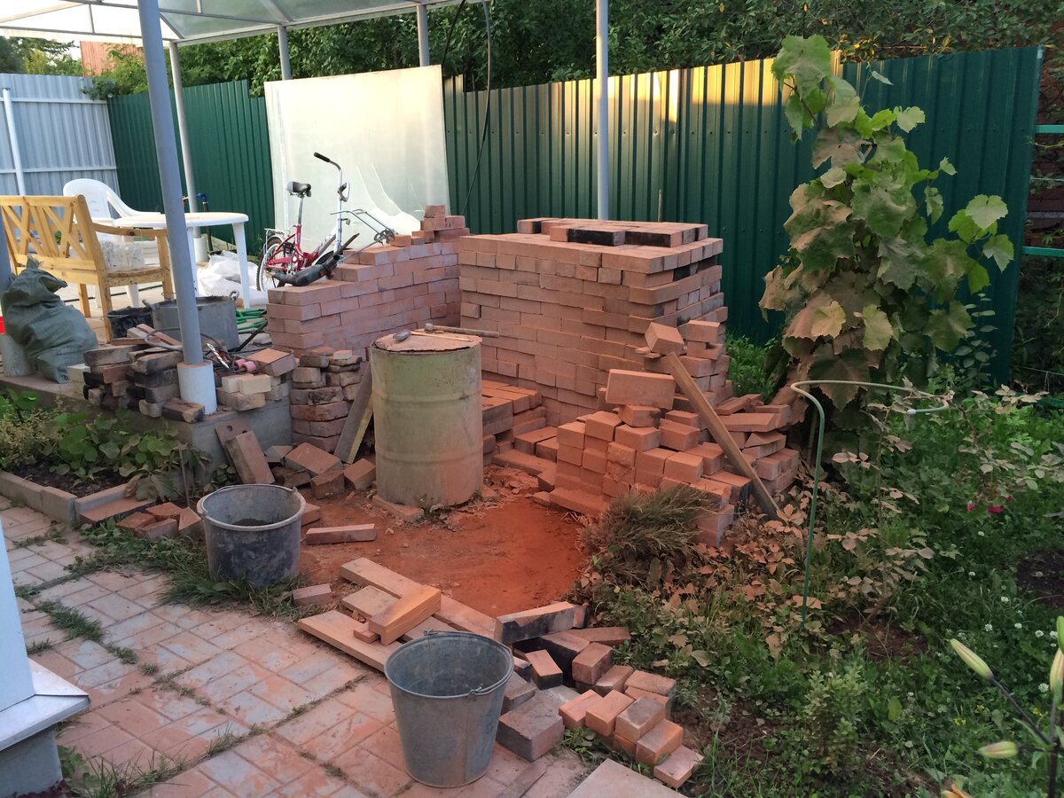 Кирпичи от старой печи. В бочке сухой раствор от старой печки.