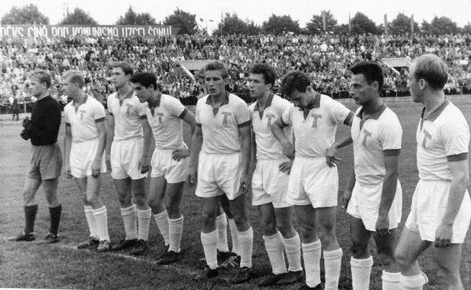 Московское «Торпедо» в Риге в 1960-м. В том году торпедовцы впервые стали чемпионами СССР. За сезон всего 5 поражений. Из них 4 — от двух крайне неудобных соперников. Оба матча чемпион проиграл «Локомотиву» и «Даугаве».