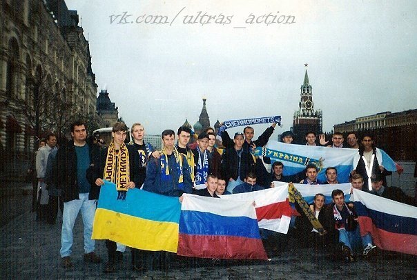 Фанаты сборной Украины, болельщики сборной России и белорусские туристы за несколько часов до матча