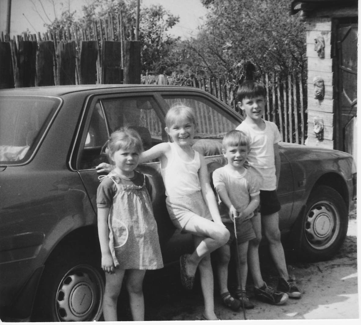 Лето 1990 г. Наша деревенская "банда" (я слева крайняя). Погреб с гудроном совсем рядом... Фотография из личного архива