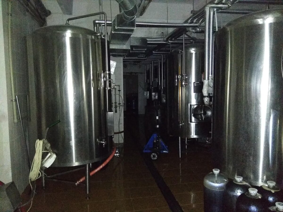 Помимо новомодных ЦКТ на производстве Bierbank используются плоскодонные лагерные танки. Особо глазастые могут разглядеть дубовую бочку, в которой созревает кое-что интересное и необычное