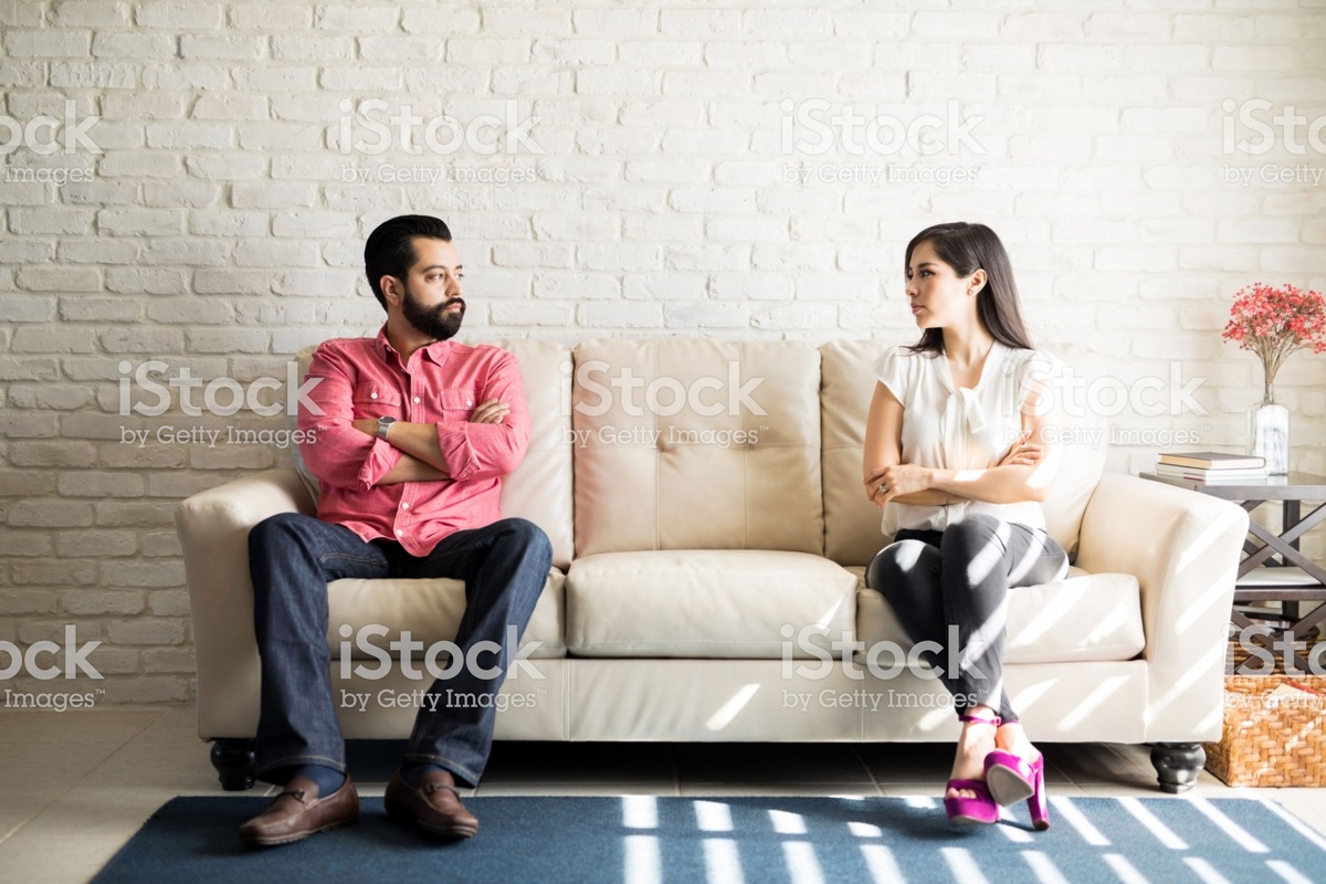 https://www.istockphoto.com/ru/%D1%84%D0%BE%D1%82%D0%BE/disputed-couple-staring-at-each-other-with-anger-gm904515644-249441205